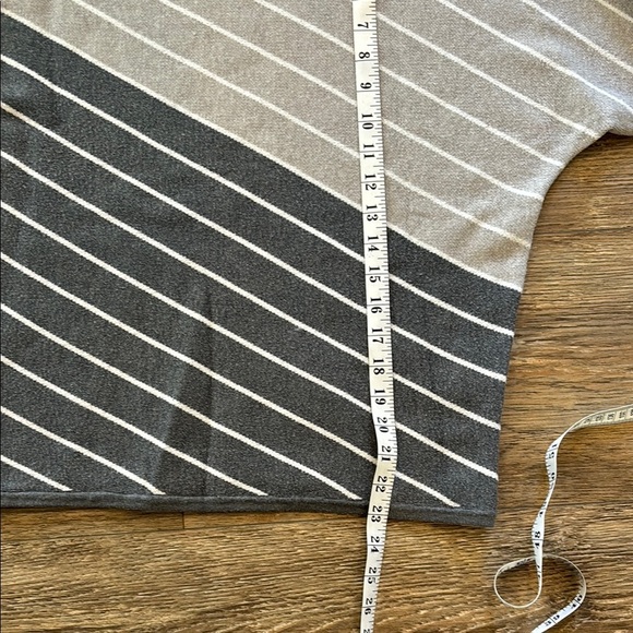 Tahari Women’s Size M Long Sleeve Gray Stripped Mock Neck Pullover Sweater - Picture 7 of 7